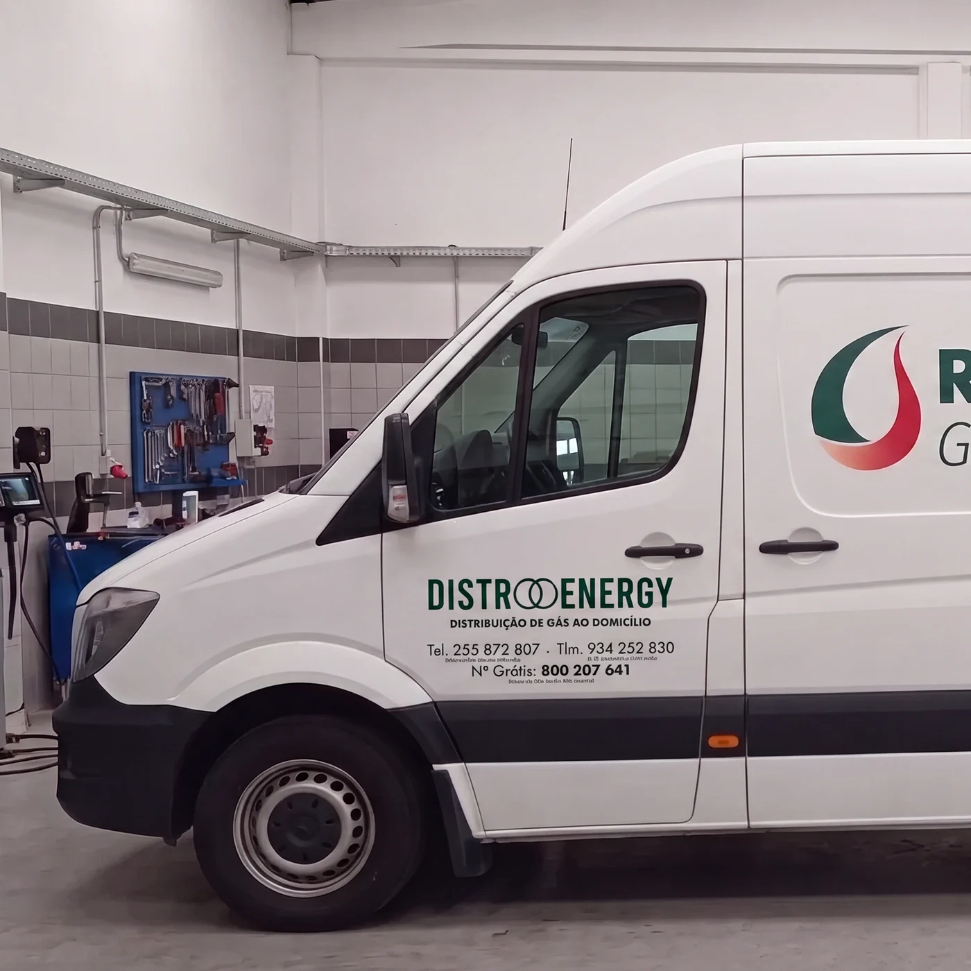 Carrinha de assistência técnica Distrooenergy, com a marca Rubis Gás, numa oficina